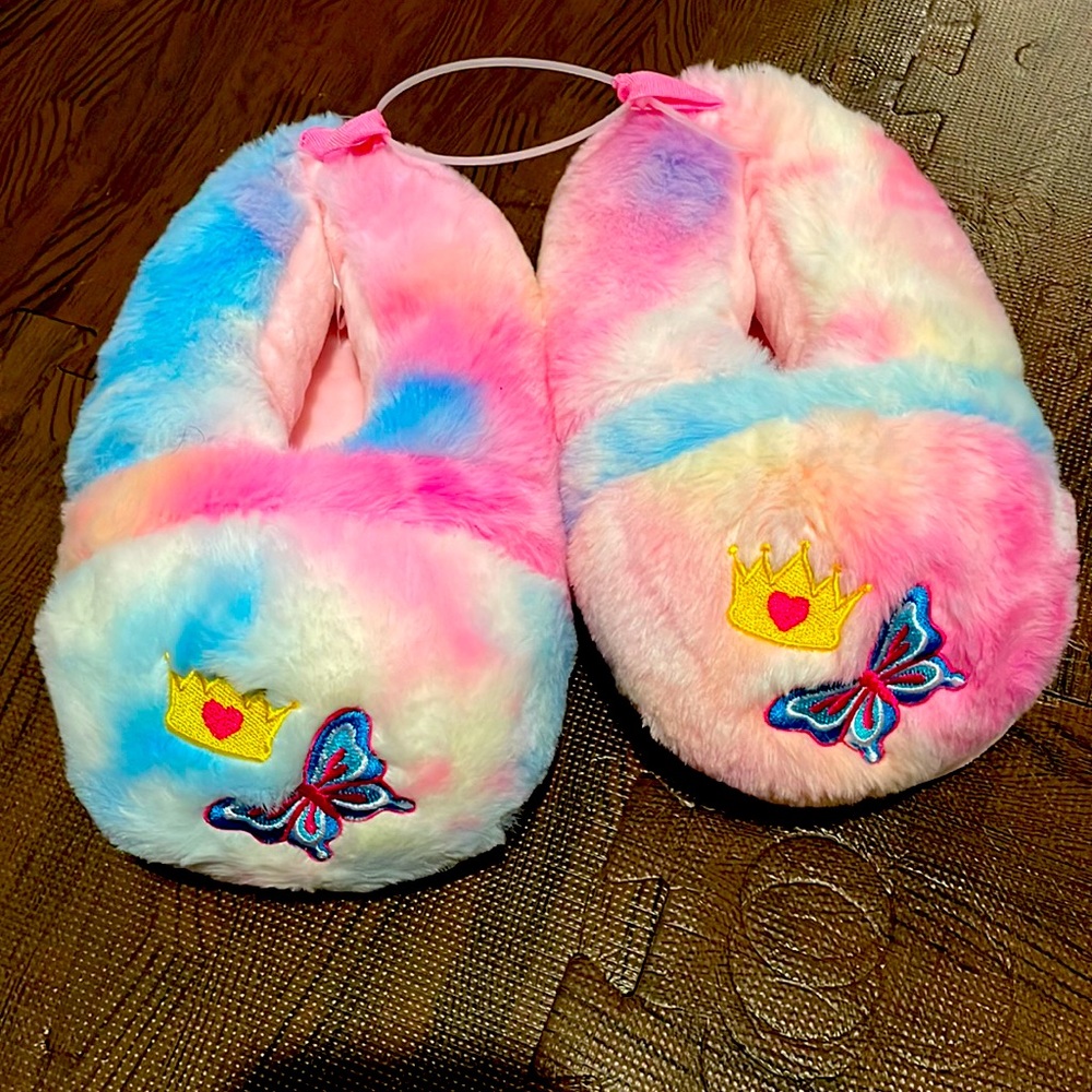 Under one sky pretty patches slippers size Large (4-6youth)